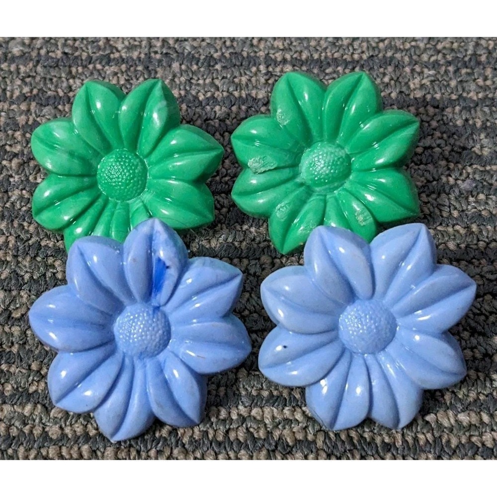 4 Vtg Daisy Curtain Tie Back Flower Push Pins Hard Plastic Tacks Green Blue